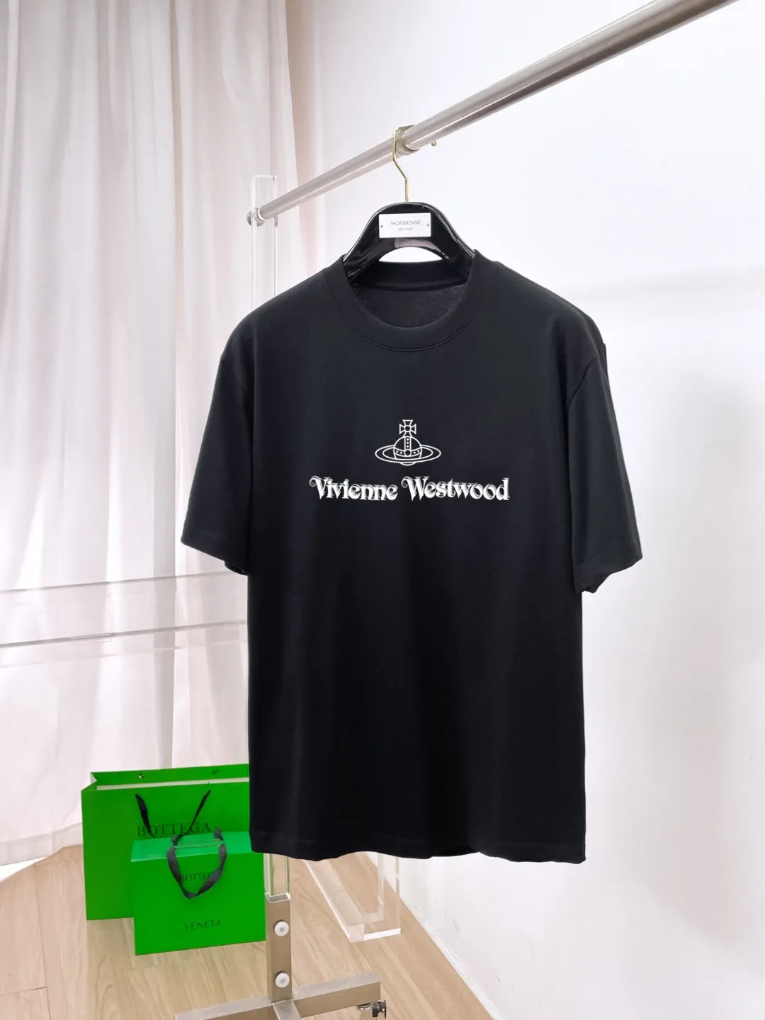 Queen Mother West 2026 New Arrival double yarn pure cotton men's casual bottoming short-sleeved T-shirt! Premium customized high version Fashion Versatile Hot Sale⚠️Loose version⚠️ Original imported gram double-ply pure cotton fabric Threaded cuffs and collar hem Super soft and delicate feel Skin-friendly and comfortable Premium boutique. Avant-garde style, charming and comfortable, great upper body A must-have item for men Complete with three standards Size: S-2XL